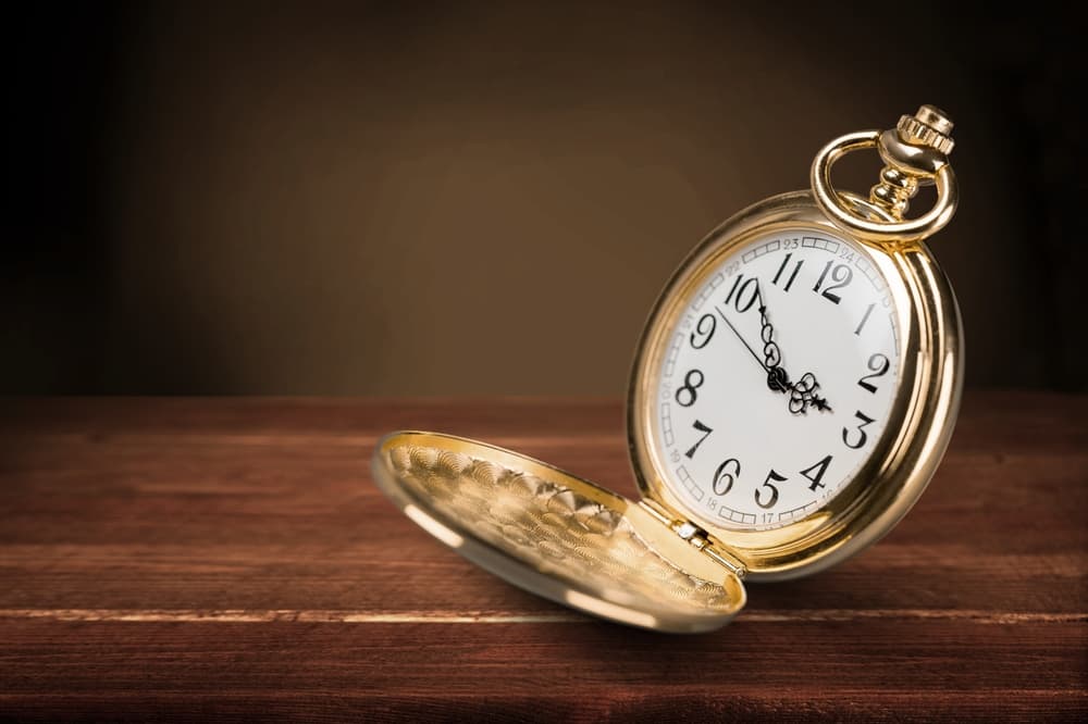 LYMFHCH Classic Smooth Vintage Quartz Pocket Watch, Arabic Numerals Scale Mens Watch with Chain Christmas Graduation Birthday Gifts Fathers Day